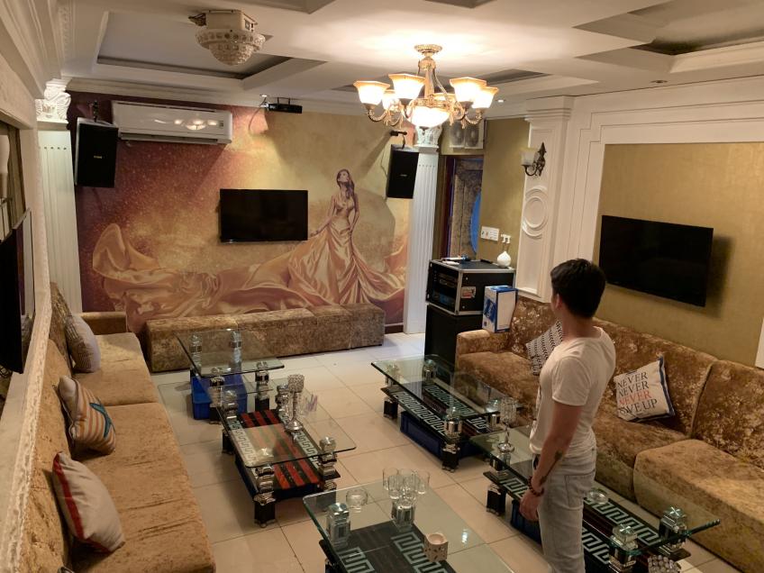 NHIỀU KHÁCH HÀNG ĐÃ LẦM TƯỞNG VỀ VIỆC CÓ NÊN TREO LOA KHÔNG?